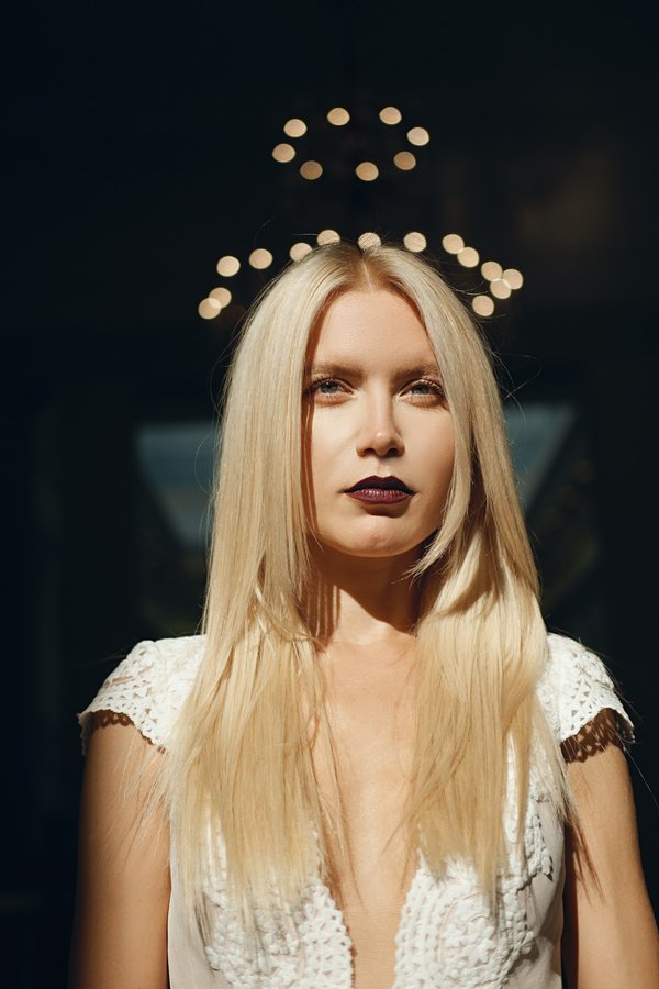 Comment associer des pulls oversize avec des jupes courtes pour un look équilibré?