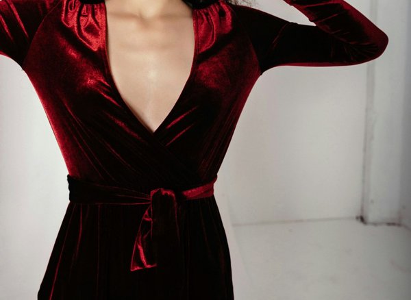 Quelles sont les meilleures façons de porter des robes en velours pour une soirée glamour?