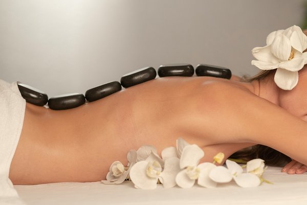 Quels sont les bienfaits des massages aux pierres chaudes et comment en profiter?